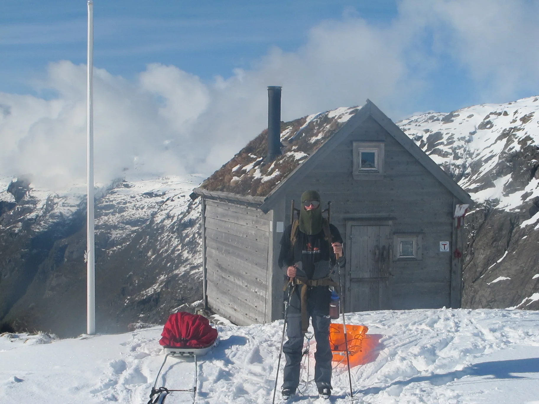 Transport med pulk ved en fjellhytte om vinteren