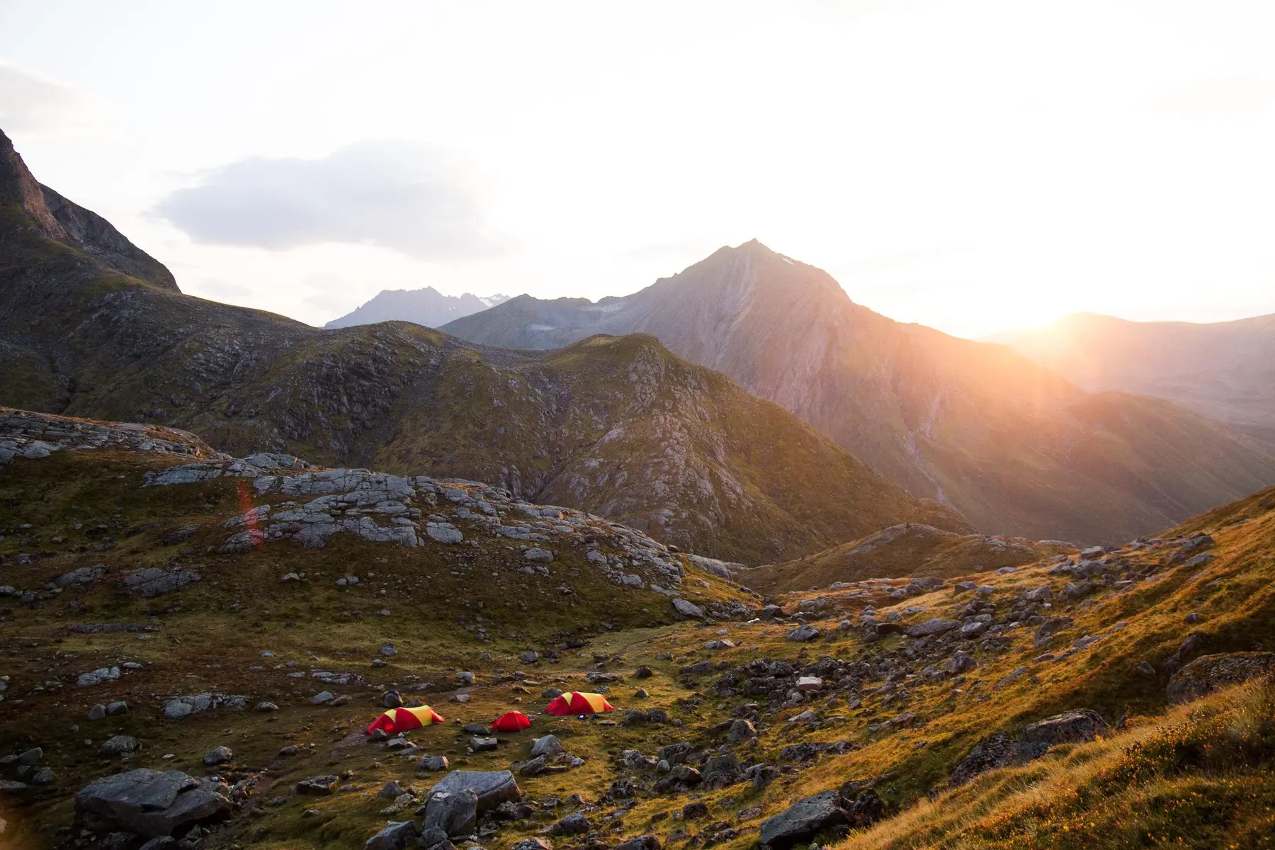 Fjellterreng med teltleir og krevende adkomst